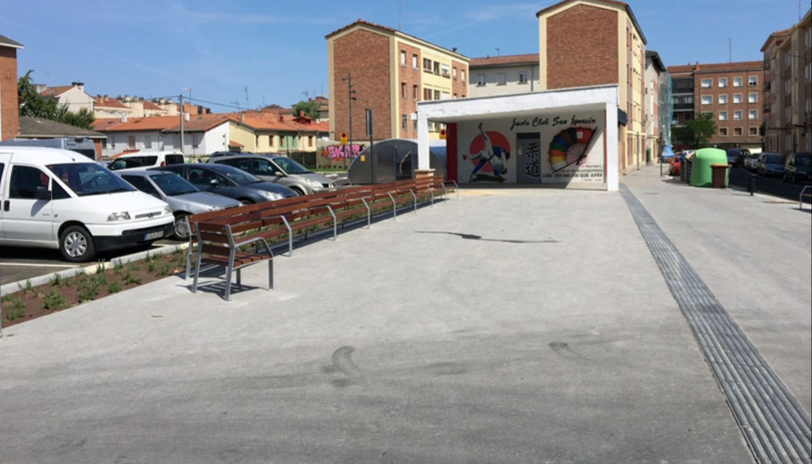 Foto de la entrada al Judo Club San Ignacio. Nuestro club esta situado junto a la EPA PAULO FREIRE y la Iglesia de San Ignacio. Cuenta con parking cercano para coches y bicicletas.