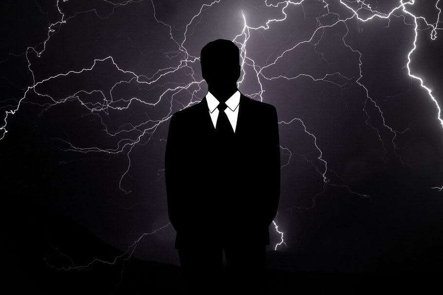 Manager vor Himmel mit Blitzen, (c) Pixabay-Lizenz 2020, Autor Gerd Altmann