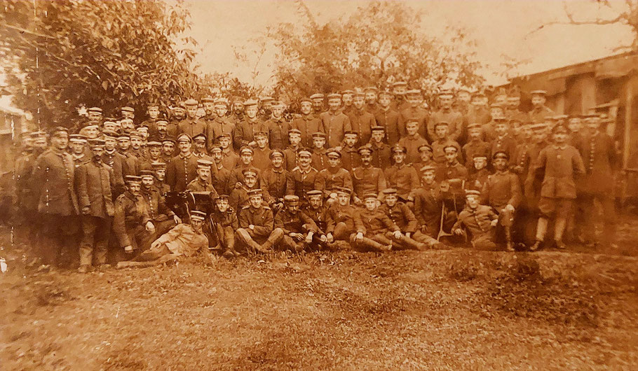 © S.Jordan / Otto Schneider II, mit weißrandiger Infanterie-Krätzchenmütze, links zwischen zwei Männern