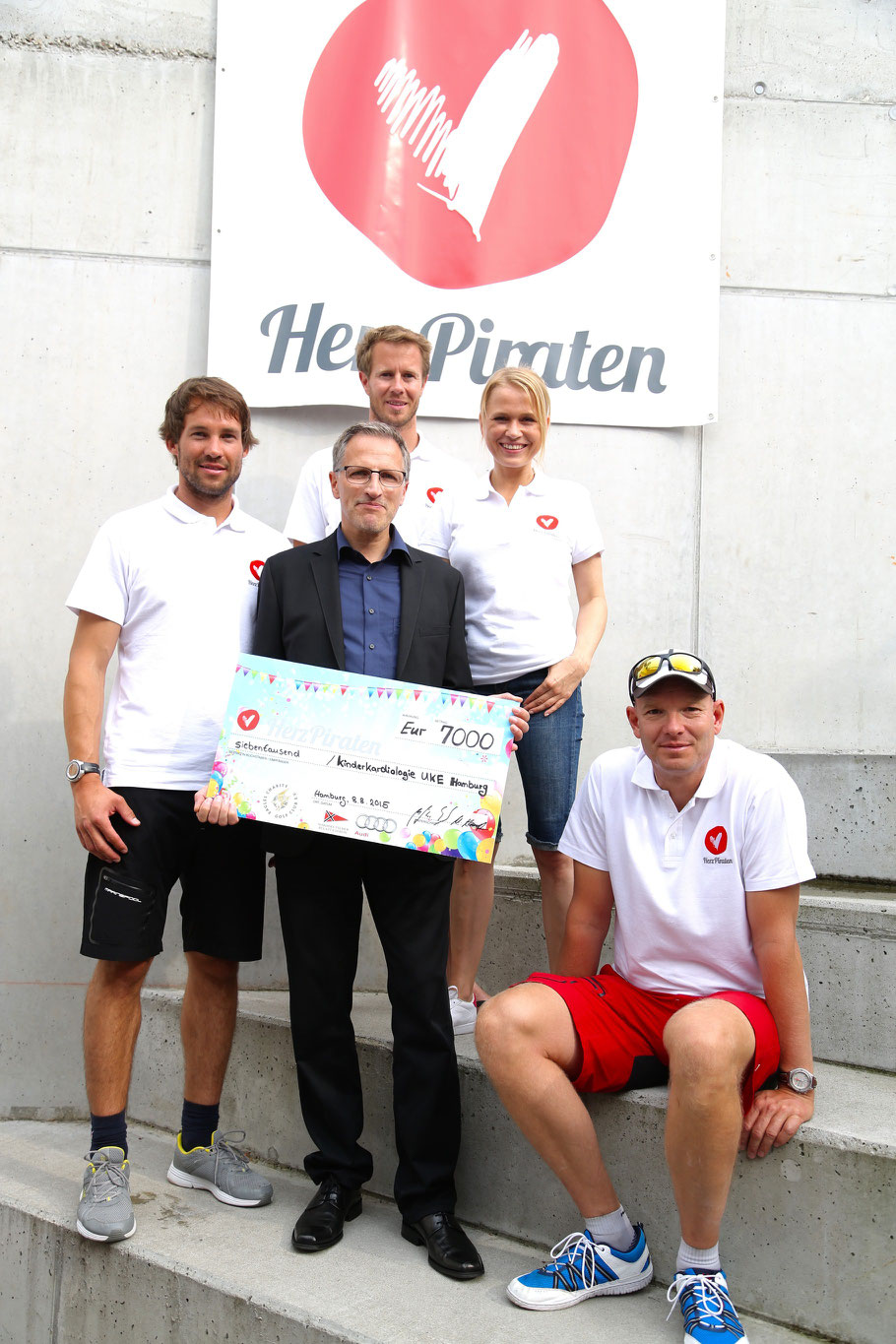 Malte Kamrath, Dr. Rainer Kozlik-Feldman (Direktor KinderkardiologieUKE), Florian Spalteholz, Nova Meierhenrich und Klaus Lahme mit dem Spendenscheck