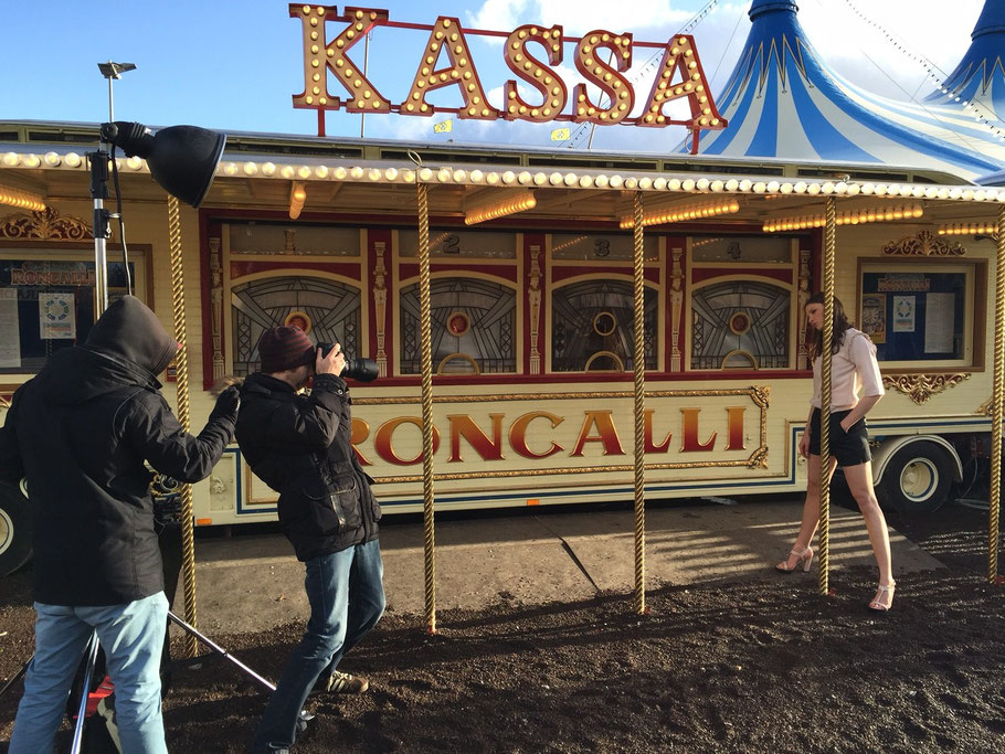 Fotograf Matthias Wolf setzt Model Karla vorm historischen Kassen-Wagen in Szene