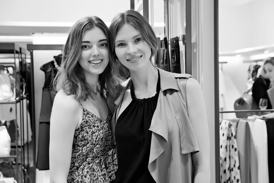 Beim Shopping getroffen: Karla Kuhlmann, Model unserer aktuellen Modestrecke (rechts), mit Begleitung