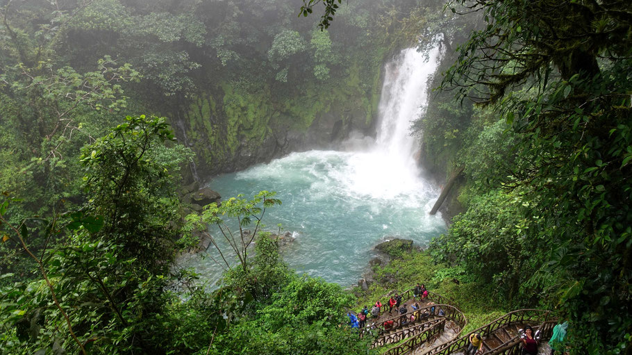 Costa Rica : cascade du rio Celeste et son large bassin couleur turquoise