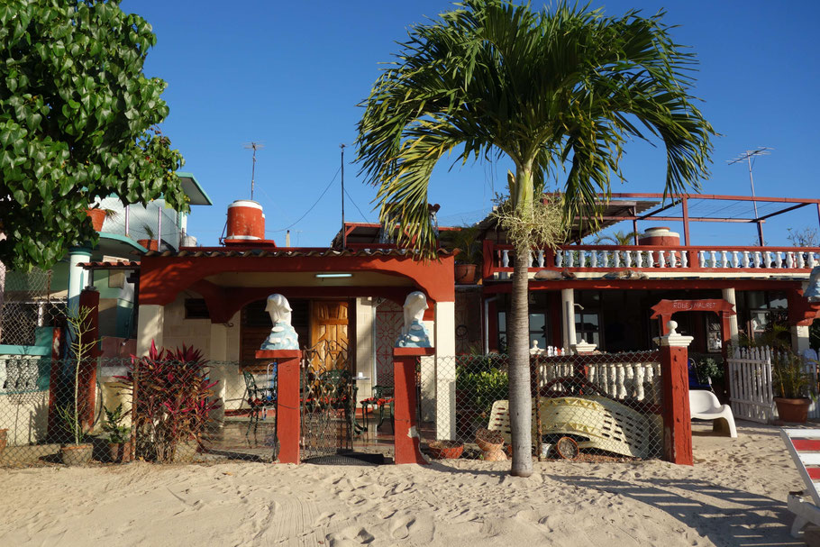 Cuba : la Casa Mesa, voisine de l'Hostal Kiki, est posée sur la plage de Playa Larga