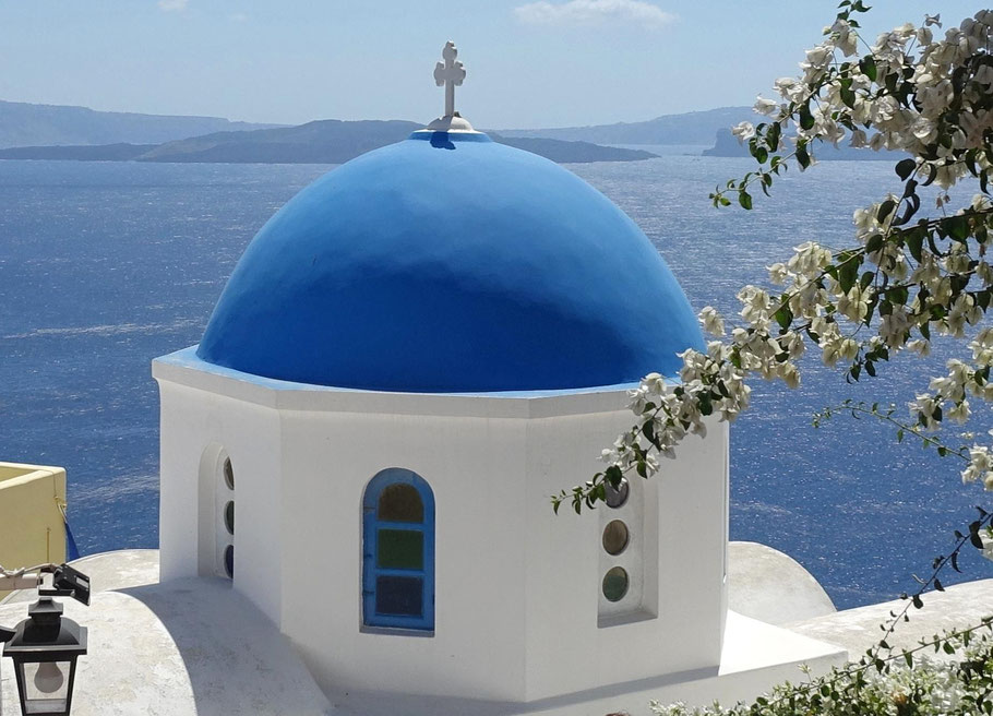 Grèce, Cyclades : Santorin, Oia dôme bleu de l'église orthodoxe de Panton