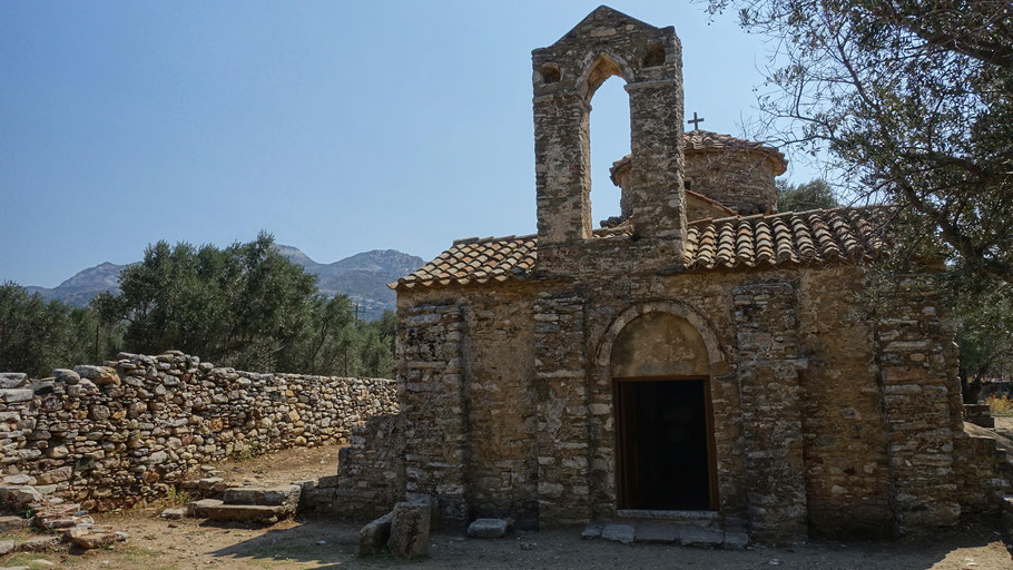 Grèce, Cyclades : Naxos, église byzantine d'Agios Georgios Diasoritis située au milieu des oliviers et facilement accessible à pied du centre d'Halki. 