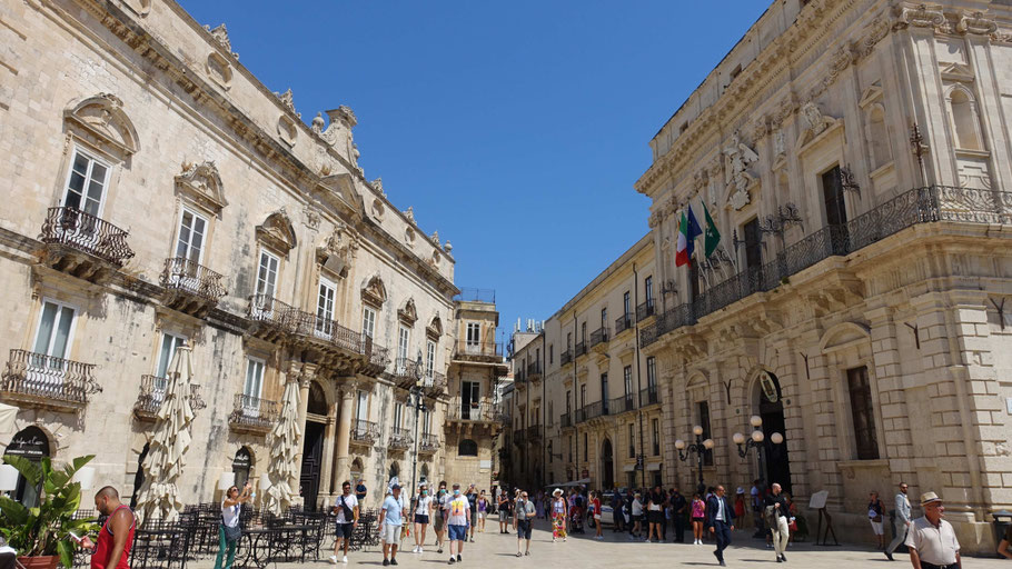 Syracuse : place du Duomo avec le Palazzo Beneventano del Bosco