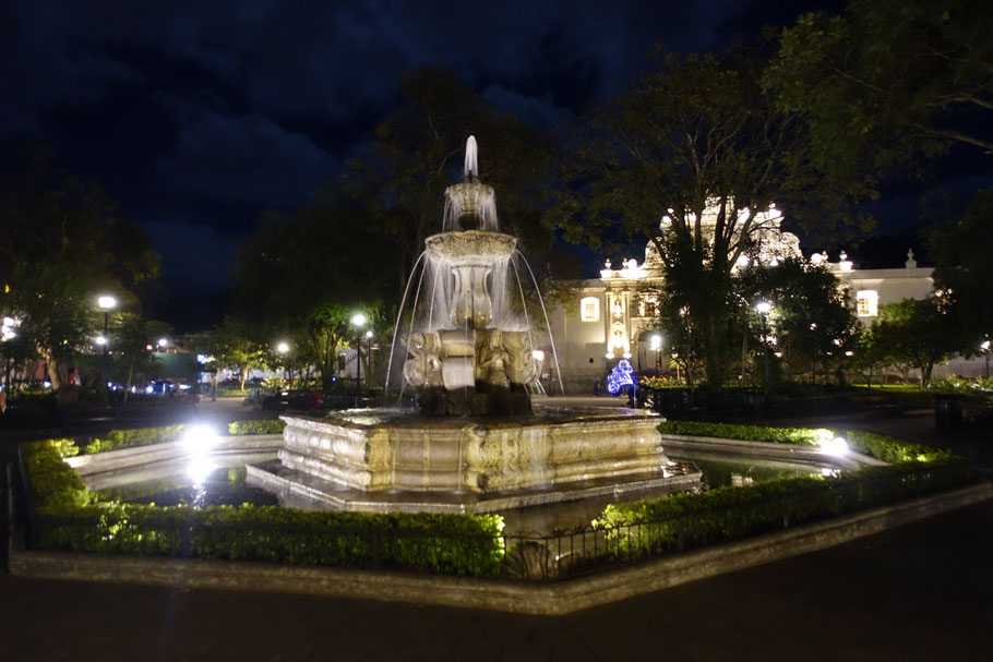 Guatemala, Antigua : fontaine du Parque Central