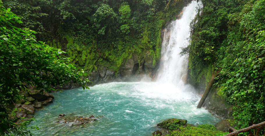 Costa Rica : cascade du Rio Celeste dans le parc national du volcan Tenorio