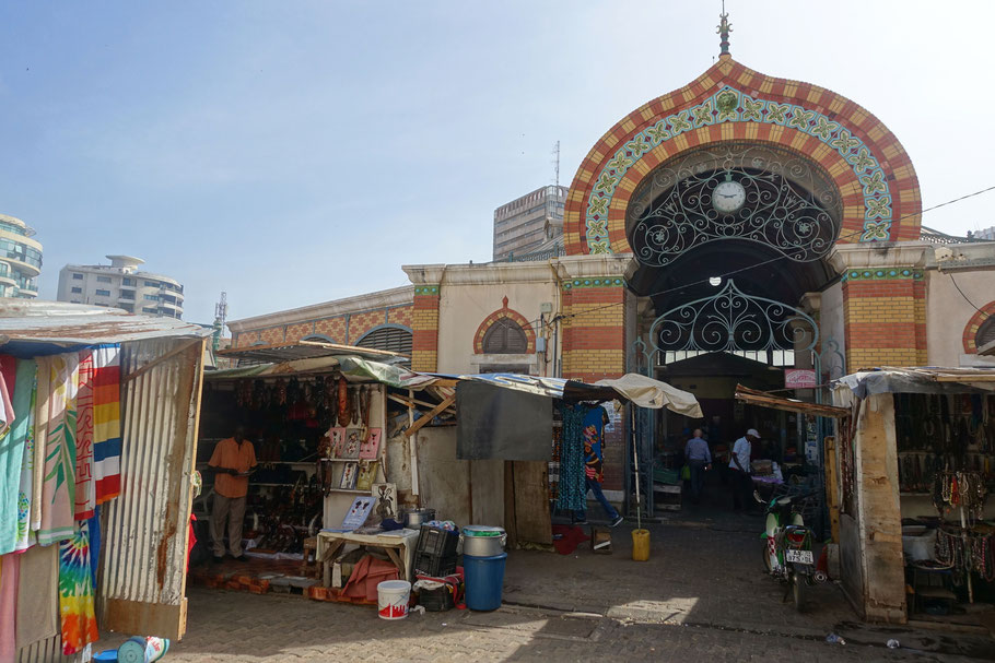 Sénégal, Dakar : une des entrées du marché Kermel, situé à proximité du port de Dakar et un peu considéré comme le marché des toubabs