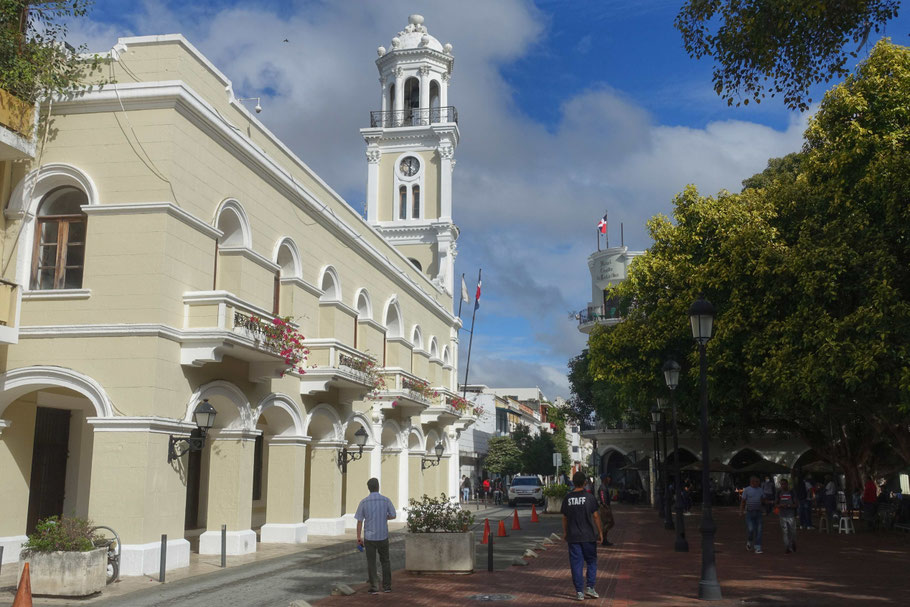 Palacio Consistorial de Santo Domingo et Parque Colón