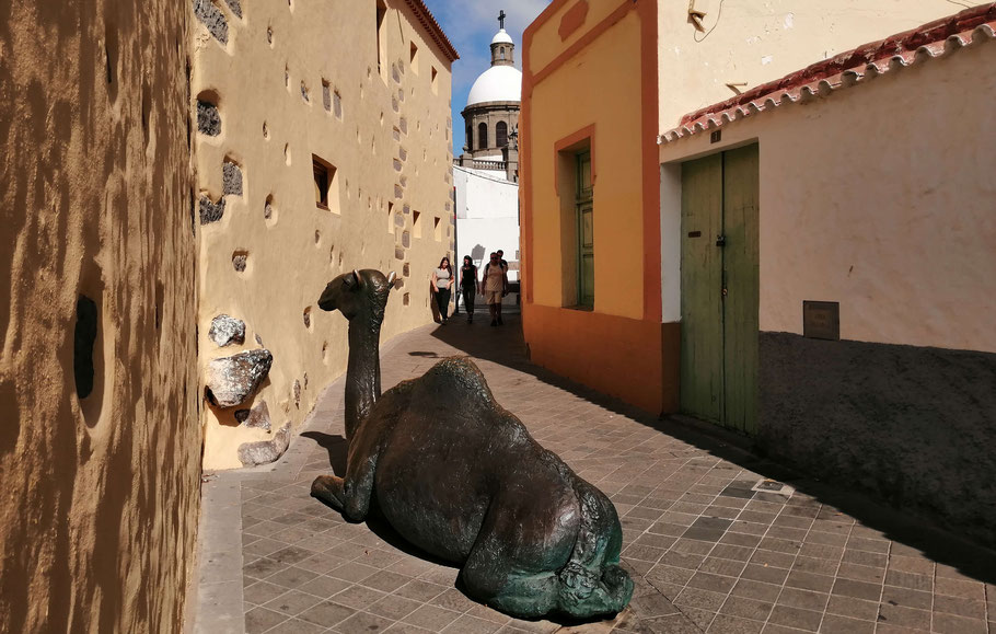 Grande Canarie : le chameau d'Agüimes, la plus célèbre des statues de bronze que compte la cité historique aux jolies maisons colorées