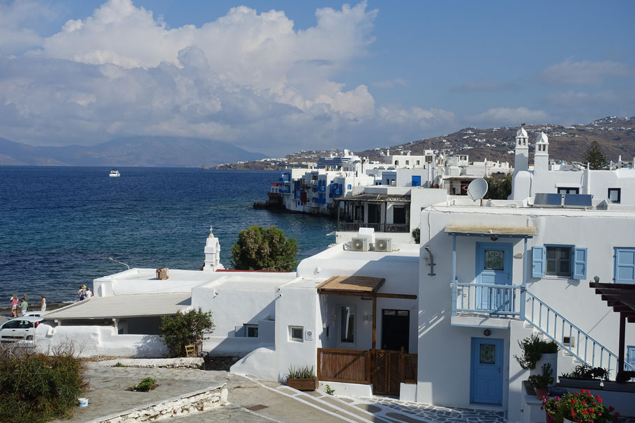 Cyclades, Mykonos : vue du balcon de l'appartement SeaBlue Venice sur la Petite Venise le matin