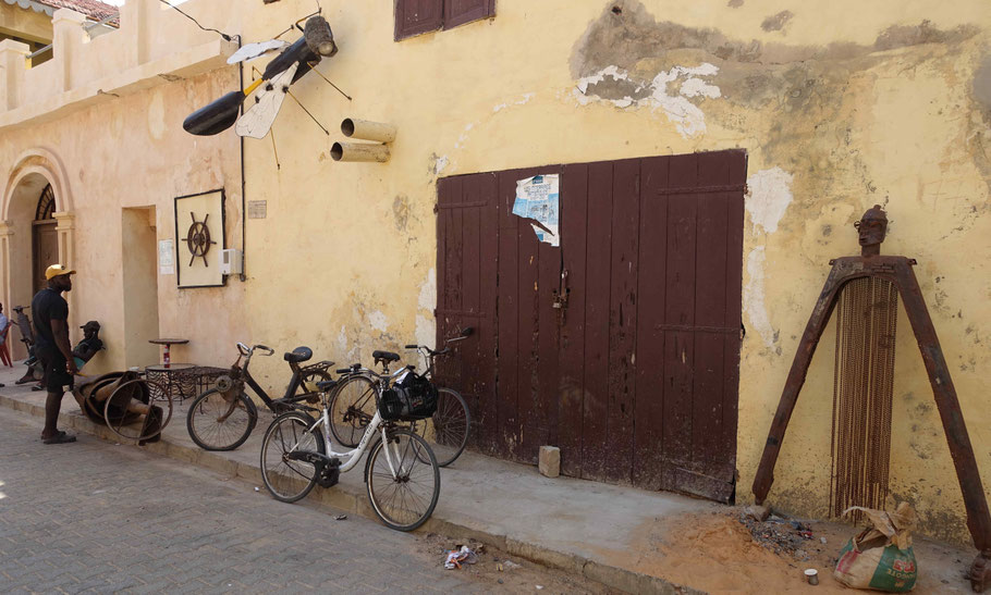 Sénégal, Saint-Louis : atelier de l'artiste Meissa Fall, un Saint-louisien qui recycle les vieux vélos en œuvres d’art