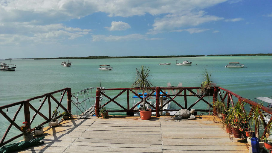 Mexique, Yucatan : terrasse du restaurant Ria Maya surplombant la lagune de Rio Lagartos