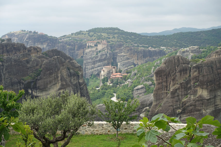 Grèce : vue du monastère d'Aghia Triada sur ceux de Roussanou, Varlaam et Grand Météore