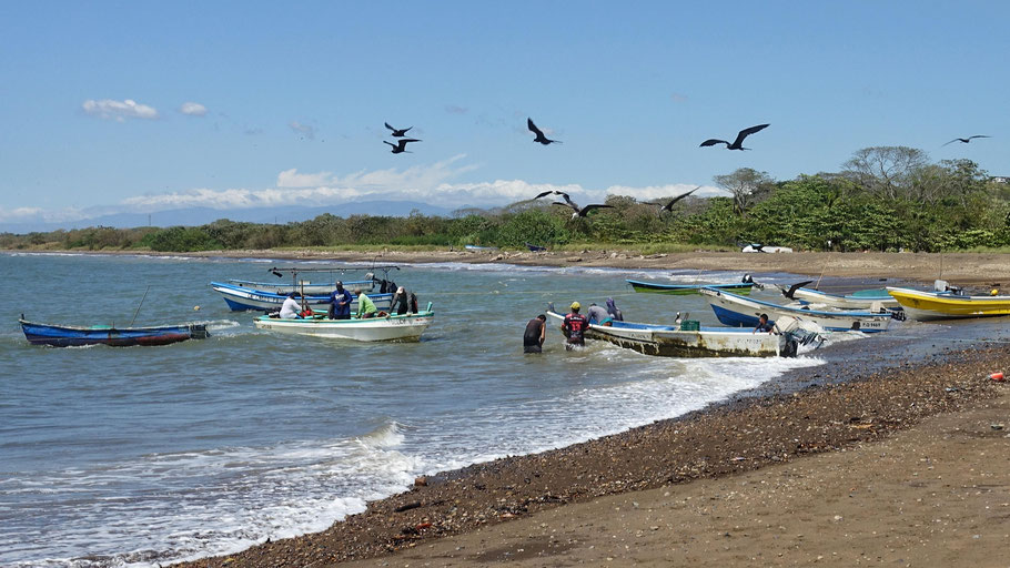 Costa Rica : pêcheurs sur la plage de Tarcoles
