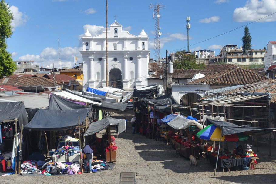 Guatemala, Chichicastenango : Iglesia Santo Tomás située à l'est face à la chapelle du Calvaire
