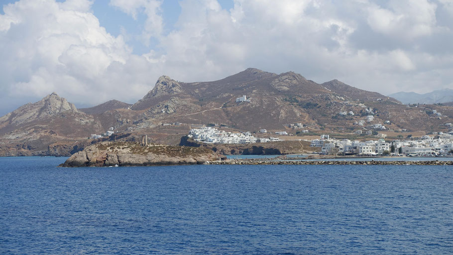 Grèce, Cyclades : l'île montagneuse de Naxos et la Portara sur l'îlot de Palatia
