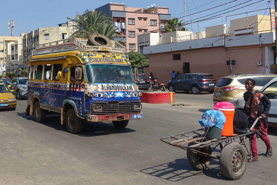 Sénégal, Dakar : mini-bus coloré dans l'avenue Blaise Diagne