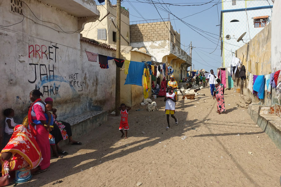 Sénégal, Saint-Louis : rue Reyé Fall (ou GND-28) à Guet N'Dar avec, à droite, une mosquée