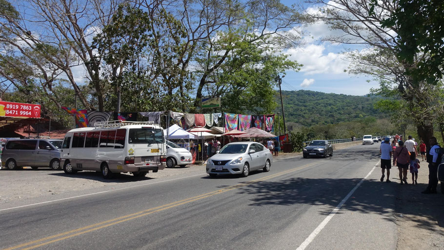 Costa Rica : boutiques juste avant le pont aux crocodiles de Tarcoles