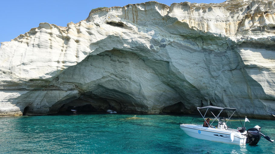 Grèce, Cyclades : Milos, les cavités sous les falaises de Kleftiko servaient autrefois de repaires aux pirates