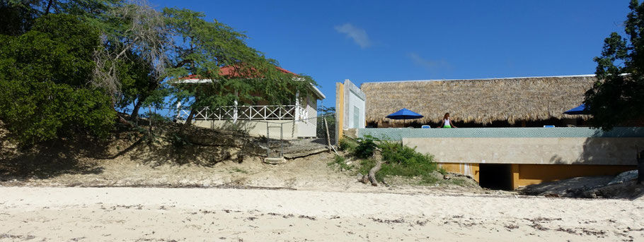Villas Caracoles : le bungalow L'Almeja juste à côté de la piscine de l'hôtel Sand Bay