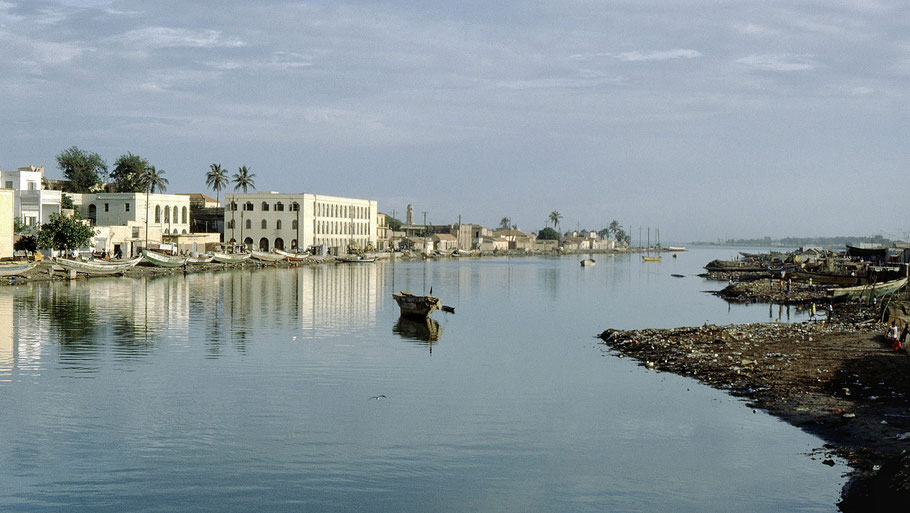 Sénégal : l'hôpital de Saint-Louis à gauche et le fleuve Sénégal (photo de 1989 prise du pont Malick Gaye)