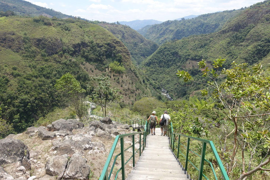 Colombie, San Agustin : la longue série de marches descendant à La Chaquira avec la superbe vue sur le canyon de Magdalena