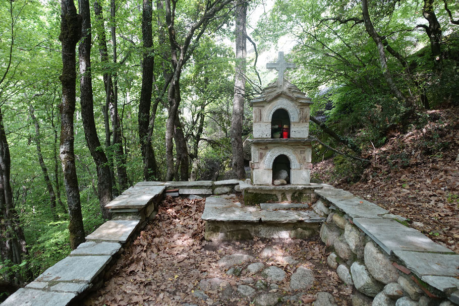 Grèce, Météores : mini chapelle sur le chemin menant au monastère de Varlaam