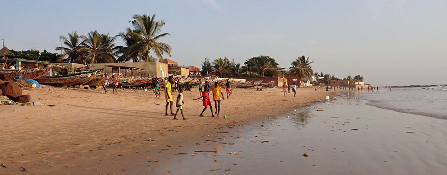 Sénégal, enfants jouant au ballon sur la plage de La Somone au coucher du soleil