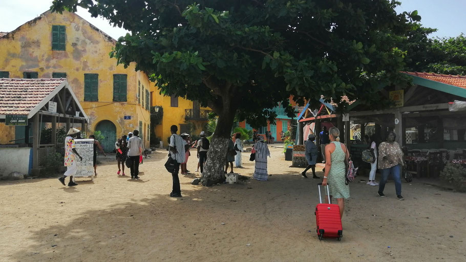 Sénégal : arrivée à Gorée, la place du débarcadère et ses petits restaurants