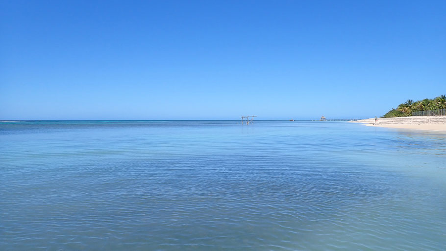 Vue de la plage vers l'hôtel Punta Rucia Lodge