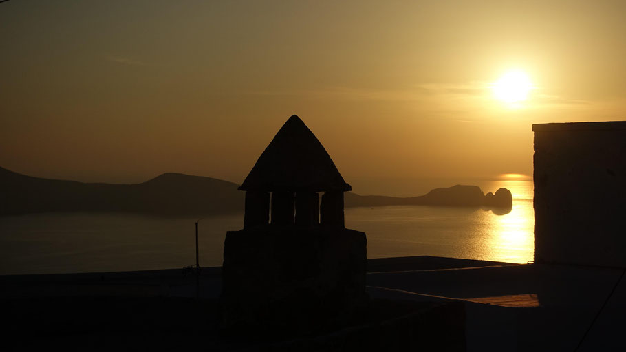 Grèce, Cyclades : Plaka, coucher de soleil sur l'entrée de la baie de Milos