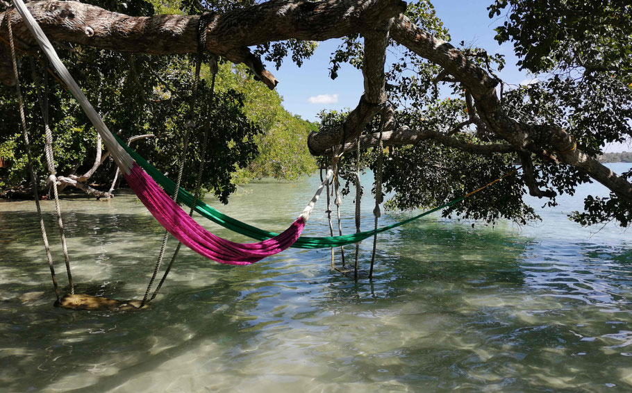 Yucatan, Bacalar : hôtel Rancho Encantado, petite plage privée face au bungalow avec balançoire et hamacs 