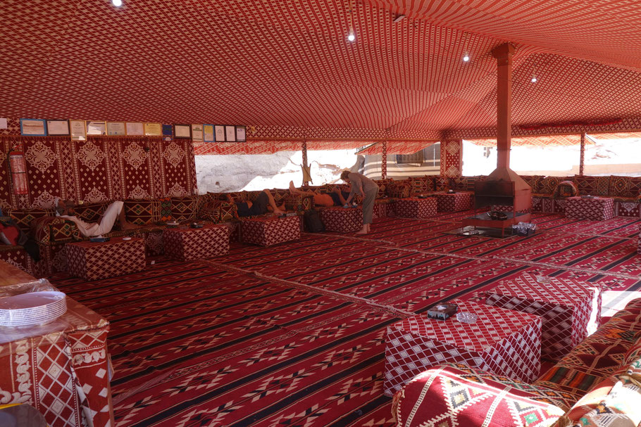 Jordanie, Wadi Rum : La tente commune de l'Obeid's Bedouin Life Camp