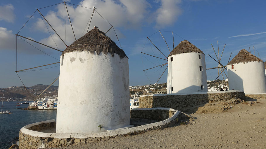 Grèce, Cyclades : moulins de Mykonos et Little Venice à l'arrière 