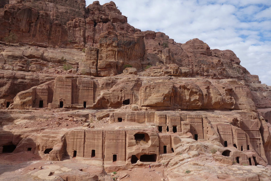 Jordanie, Pétra : la rue des Façades ou siq extérieur et ses tombeaux en enfilade