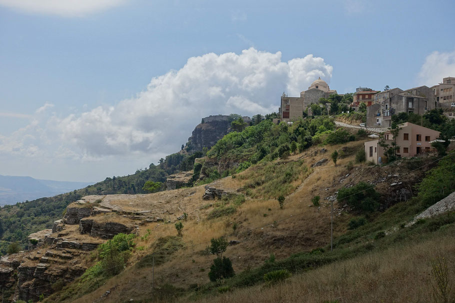 Sicile : vue sur l'Est d'Erice et la "Chiesa di San Giovanni Battista"
