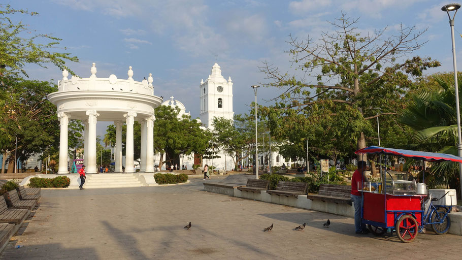 Colombie : Ciénaga, El Templete de la Plaza del Centenario et l'église de San Juan Bautista