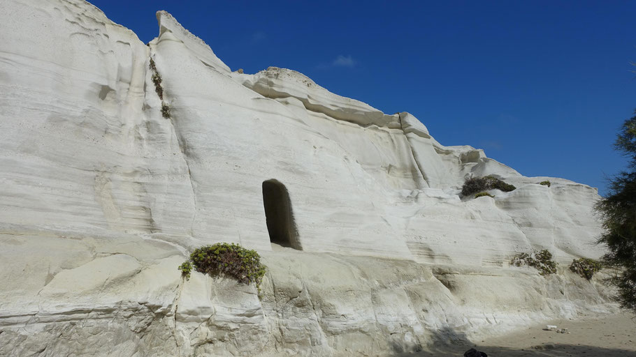 Grèce, Cyclades : Milos, des grottes ont été creusées par l'homme dans les parois des falaises de Sarakiniko
