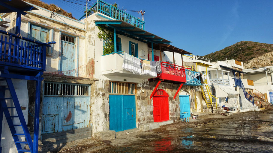 Grèce, Cyclades : Milos, Klima, une syrmata est une minuscule maison à 2 niveaux, le rez-de-chaussée étant occupé par le garage à bateaux