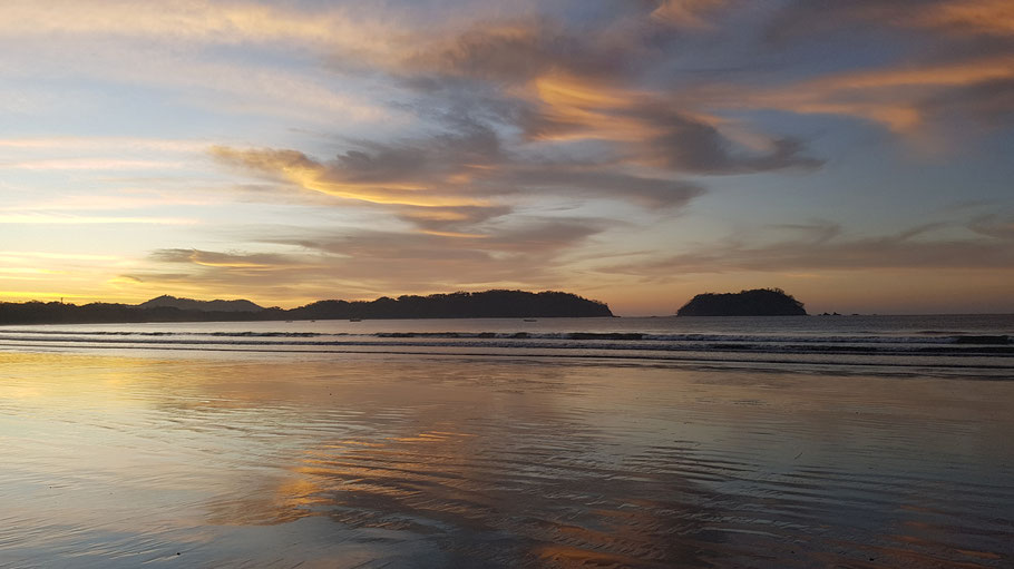 Costa Rica, péninsule de Nicoya : lever de soleil sur Playa Sámara et Isla Chora