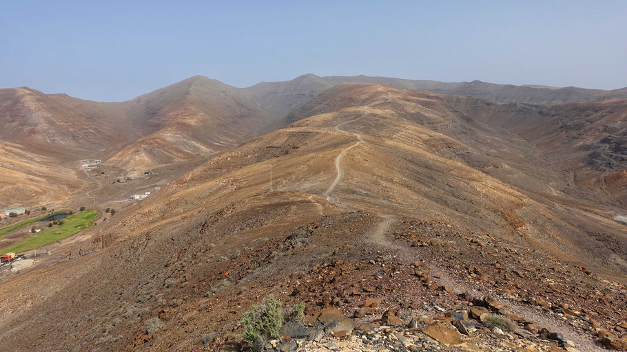 Fuerteventura : sentier de randonnée menant au Pico de la Zarza (807 m) et à gauche, le golf