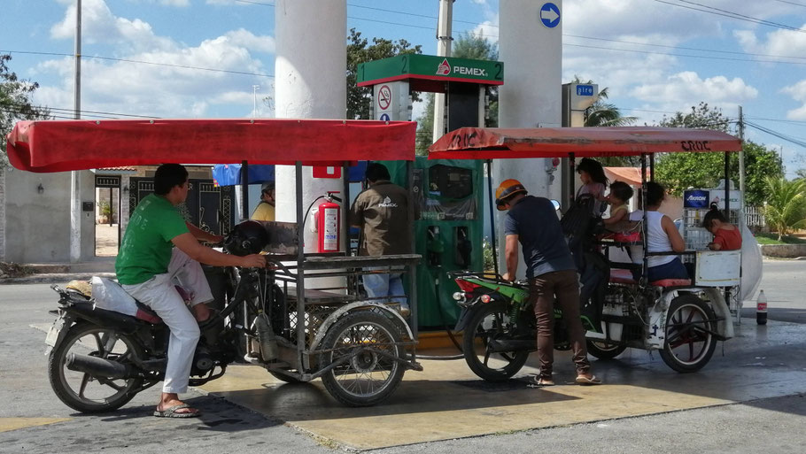 Les motos-taxis, moyen de transport privilégié des familles mexicaines