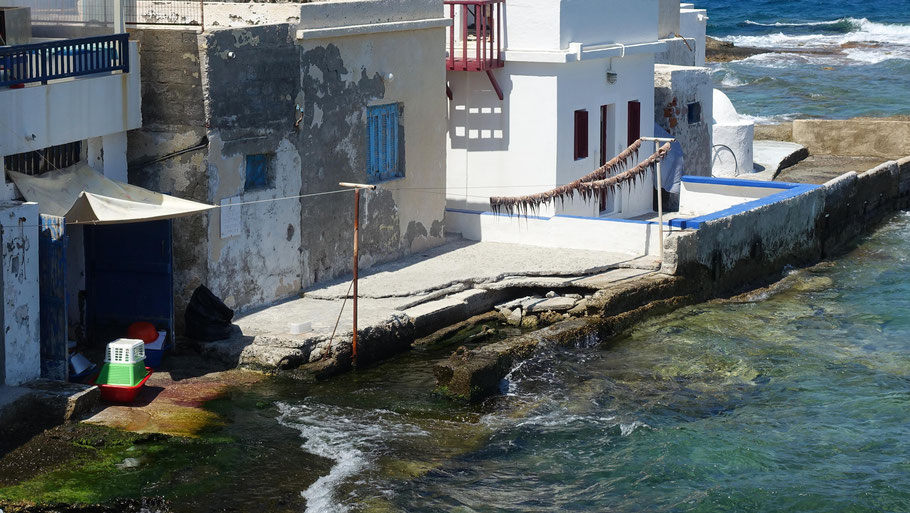 Grèce, Cyclades : Milos, maisons et poulpes en train de sécher à Mandrakia