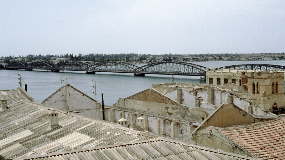 Sénégal, Saint-Louis : pont Faidherbe vu de l'hôtel de la Résidence en 1989