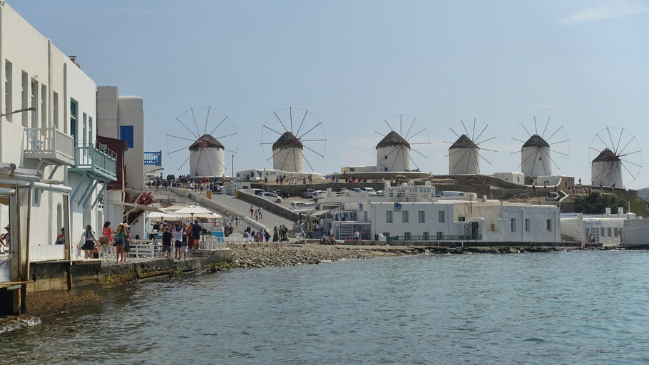 Grèce, Cyclades : les moulins de Mykonos vus de la Petite Venise