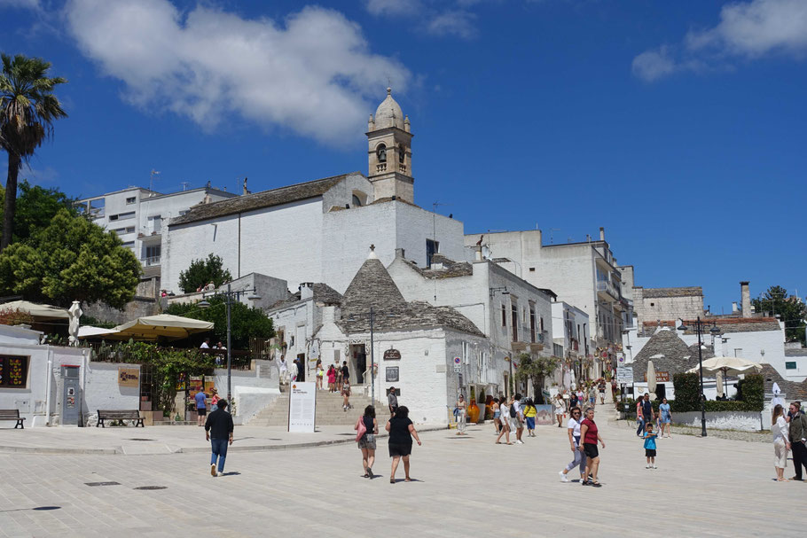 Les Pouilles : Alberobello, Largo Martellottaau coeur de la ville